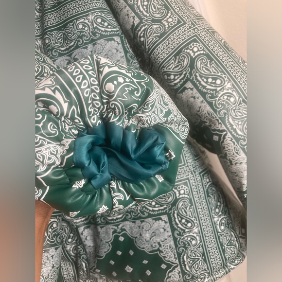 PrettyLittleThing Green Unisex Paisley PU Extreme Oversized Puffer Coat Size XXL - Picture 14 of 16